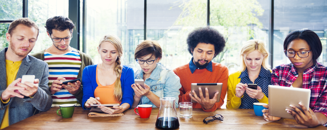 Les personnes sur les appareils mobiles